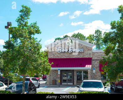 OCALA, FLORIDA, USA - 22. OKTOBER 2023 Fassade und Logo von Bob Evans, einem zwanglosen Restaurant, das auf amerikanisches Frühstück, Mittagessen und Di spezialisiert ist Stockfoto