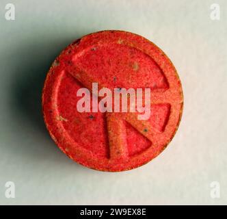 RED PEACE & LOVE ECSTASY PILLE - ECSTASY TABLETTEN - MDMA Stockfoto