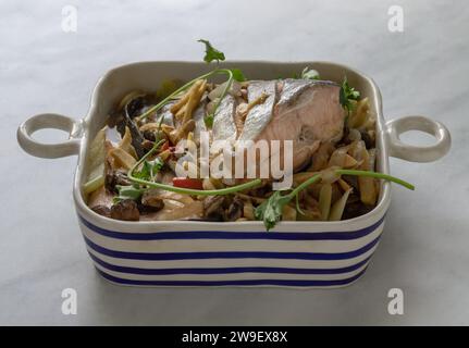 Thailändisch-chinesischer Lachs mit Sojasauce und Ingwer. Zu den Zutaten gehören Zwiebeln, Ingwer, Pilze, rote Chili, Koriander und leichte Sojasauce, H Stockfoto