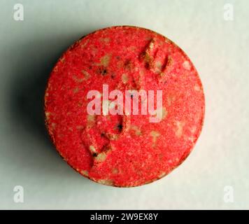 RED PEACE & LOVE ECSTASY PILLE - ECSTASY TABLETTEN - MDMA Stockfoto