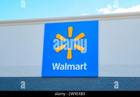 OCALA, FLORIDA, USA - 22. OKTOBER 2023 weltberühmtes Walmart-Markenzeichen und Logo-Emblem. Blauer Hintergrund mit orangefarbenem Strich, Stern oder Funken Stockfoto