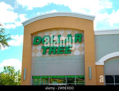 November 2023: Dollar Tree Discount Store. Dollar Tree bietet eine Vielzahl verschiedener Produkte für einen Dollar. Green Sign-Logo auf der Außenansicht des Storefront Stockfoto