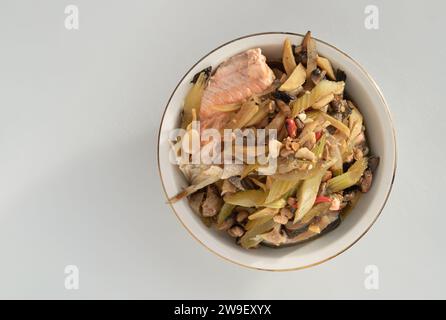 Thailändisch-chinesischer Lachs mit Sojasauce und Ingwer. Zu den Zutaten gehören Zwiebeln, Ingwer, Pilze, rote Chili, Koriander und leichte Sojasauce, H Stockfoto