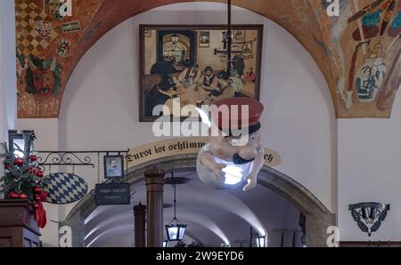 München, Deutschland - 21. Dezember 2023 - Inneneinrichtung des berühmten Hofbrauhauses. Die Leute kommen, um Bier zu trinken und sich zu entspannen. Leerzeichen für Text, selektiv Stockfoto