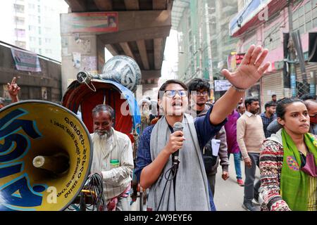 Dhaka, Bangladesch. Dezember 2023. 27. Dezember 2023, Dhaka, Bangladesch: Ganatantra Mancha, eine Oppositionsplattform für Parteien, die unter der amtierenden Regierung gegen Wahlen waren, hielt ein Programm ab, in dem die Bevölkerung des Landes aufgefordert wurde, auf die Straße zu gehen und die „einseitigen“ Wahlen zu boykottieren, die am 7. Januar nächsten Jahres stattfinden sollen. (Kreditbild: © Suvra Kanti das/ZUMA Press Wire) NUR REDAKTIONELLE VERWENDUNG! Nicht für kommerzielle ZWECKE! Stockfoto