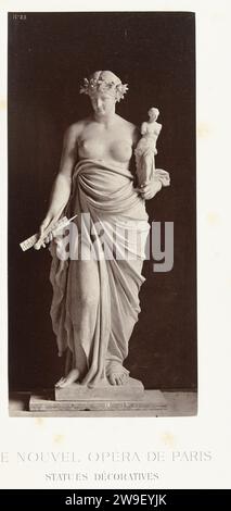 Marmorbild einer Frau mit einem Bild in ihrer linken Hand, in ihrer rechten Hand trägt sie einen Kompass und ein Lineal., C. 1878 - 1881 Foto die Frau trägt einen Lorbeerkranz auf dem Kopf. Paris Fototräger Albumenabdruck Stockfoto