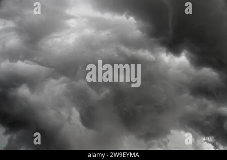 Dunkle, unheilvolle Wolken erheben sich über der Landschaft und bedrohen einen drohenden Sturm. Stockfoto