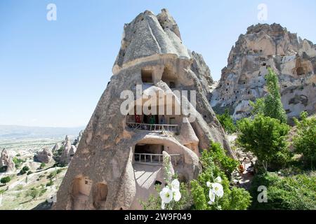 Der Blick auf die Wohnhöhlen der Stadt Uchisar in erodierten Felsformationen und die Burg Uchisar im Hintergrund (Kappadokien, Türkei). Stockfoto