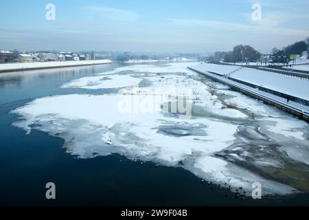 Aus der Vogelperspektive des Neman River, der halb mit Eis bedeckt ist, in Kaunas Stadt (Litauen). Stockfoto