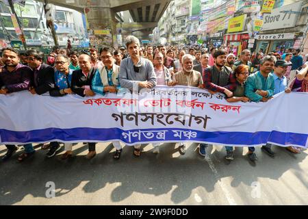 Dhaka, Bangladesch. Dezember 2023. 27. Dezember 2023, Dhaka, Bangladesch: Ganatantra Mancha, eine Oppositionsplattform für Parteien, die unter der amtierenden Regierung gegen Wahlen waren, hielt ein Programm ab, in dem die Bevölkerung des Landes aufgefordert wurde, auf die Straße zu gehen und die „einseitigen“ Wahlen zu boykottieren, die am 7. Januar nächsten Jahres stattfinden sollen. (Kreditbild: © Suvra Kanti das/ZUMA Press Wire) NUR REDAKTIONELLE VERWENDUNG! Nicht für kommerzielle ZWECKE! Stockfoto