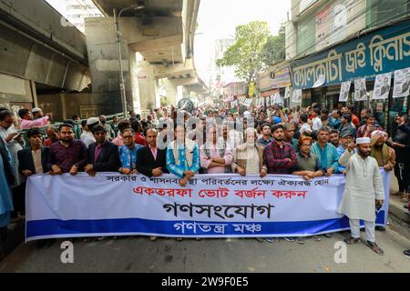 Dhaka, Bangladesch. Dezember 2023. 27. Dezember 2023, Dhaka, Bangladesch: Ganatantra Mancha, eine Oppositionsplattform für Parteien, die unter der amtierenden Regierung gegen Wahlen waren, hielt ein Programm ab, in dem die Bevölkerung des Landes aufgefordert wurde, auf die Straße zu gehen und die „einseitigen“ Wahlen zu boykottieren, die am 7. Januar nächsten Jahres stattfinden sollen. (Kreditbild: © Suvra Kanti das/ZUMA Press Wire) NUR REDAKTIONELLE VERWENDUNG! Nicht für kommerzielle ZWECKE! Stockfoto