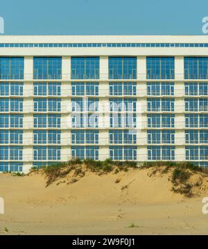 Fragment des Resorthotels oder Appartementhauses in Sanddünen an sonnigen wolkenlosen Tagen Stockfoto