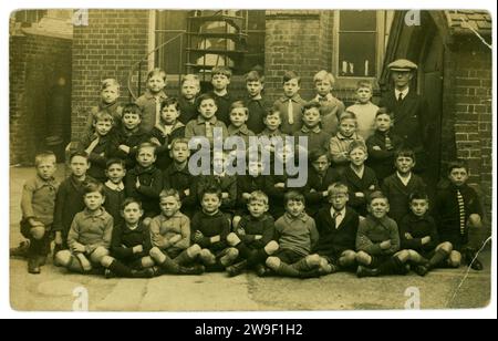Ursprüngliche Postkarte aus der Zeit der 1920er Jahre von Schülern im Grundschulalter (Standard 11 Jungen Klasse) an der St Paul's School, Fisherton, Salisbury, Großbritannien, datiert 1924. Stockfoto