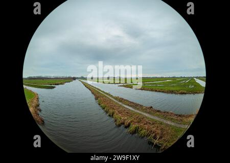 Rundblick auf einen kleinen Weg in der niederländischen Wasserlandschaft in der Nähe von Gouda im westlichen Teil der Niederlande. Stockfoto