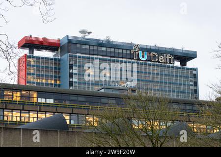 Gebäude auf dem Campus mit Logo der Technischen Universität Delft, Niederlande. Stockfoto