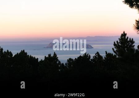 Blick auf den Sonnenuntergang auf die Cies-Inseln in der Ferne von einem Berg Stockfoto