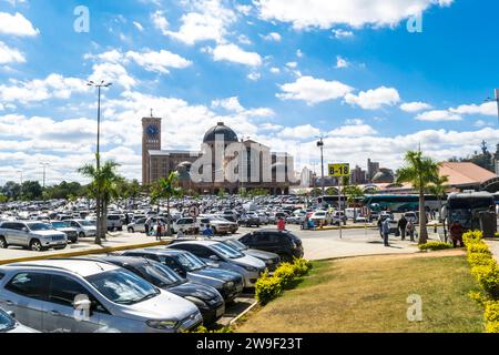 Aparecida, Sao Paulo, Brasilien - 6. August 2017: Parkplatz der Basilika unserer Lieben Frau von Aparecida mit dem Heiligtum im Hintergrund Stockfoto