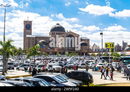 Aparecida, Sao Paulo, Brasilien - 6. August 2017: Parkplatz der Basilika unserer Lieben Frau von Aparecida mit dem Heiligtum im Hintergrund Stockfoto