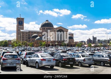 Aparecida, Sao Paulo, Brasilien - 6. August 2017: Parkplatz der Basilika unserer Lieben Frau von Aparecida mit dem Heiligtum im Hintergrund Stockfoto