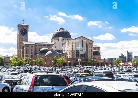 Aparecida, Sao Paulo, Brasilien - 6. August 2017: Parkplatz der Basilika unserer Lieben Frau von Aparecida mit dem Heiligtum im Hintergrund Stockfoto