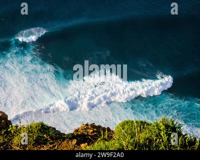 Eine atemberaubende Landschaft mit Wellen, die gegen felsige Klippen mit Blick auf den Ozean krachen Stockfoto