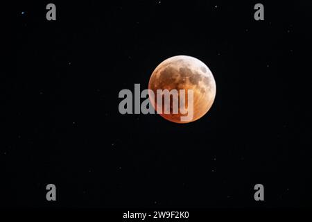 Mondfinsternis ist ein astronomisches Ereignis, das auftritt, wenn der Mond in den Schatten der Erde eindringt, wodurch der Mond verdunkelt wird Stockfoto