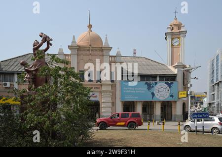 GHANA, Accra, Usshertown, Altstadt, Postamt Gebäude aus der britischen Kolonialzeit, Skulptur Mutter mit Kindern / GHANA, Accra, Usshertown, Altstadt, Postamt Gebäude aus der britischen Kolonialzeit, Skulptur Mutter mit Kindern Stockfoto