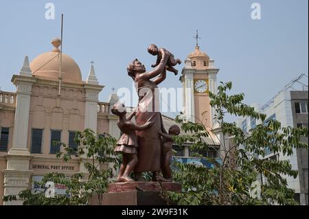 GHANA, Accra, Usshertown, Altstadt, Postamt Gebäude aus der britischen Kolonialzeit, Skulptur Mutter mit Kindern / GHANA, Accra, Usshertown, Altstadt, Postamt Gebäude aus der britischen Kolonialzeit, Skulptur Mutter mit Kindern Stockfoto