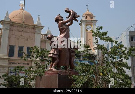 GHANA, Accra, Usshertown, Altstadt, Postamt Gebäude aus der britischen Kolonialzeit, Skulptur Mutter mit Kindern / GHANA, Accra, Usshertown, Altstadt, Postamt Gebäude aus der britischen Kolonialzeit, Skulptur Mutter mit Kindern Stockfoto