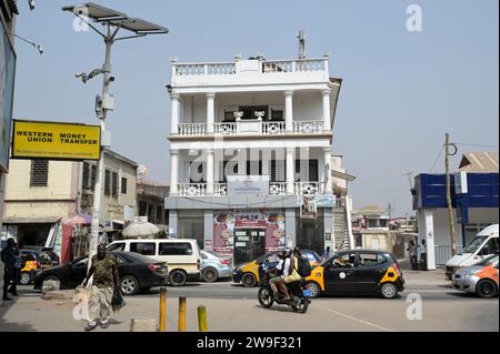 GHANA, Accra, Usshertown, Altstadt, linkes Hauptpostamt mit Western Union Geldtransferbüro, Solarlicht und Überwachungskameras / GHANA, Accra, Usshertown, Altstadt, links Postamt mit Western Union Geldüberweisung Büro Stockfoto