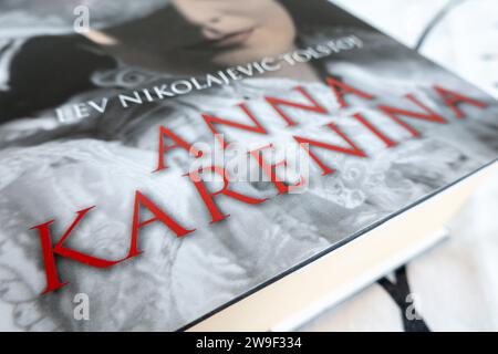 HAVIROW, TSCHECHISCHE REPUBLIK - 11. AUGUST 2023: Detail des Buches Anna Karenina, geschrieben von Leo Tolstoi (Lew Nikolajevic Tolstoj), klassischer Roman von Russ Stockfoto