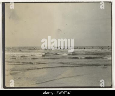 Schwimmende Menschen im Meer (Nordseeküste), in den Niederlanden oder Deutschland, ca. 1900 Foto Niederlande fotografische Unterstützung. Papier Gelatine Silberdruck Strand (als Erholungsort) Niederlande. Deutschland Stockfoto