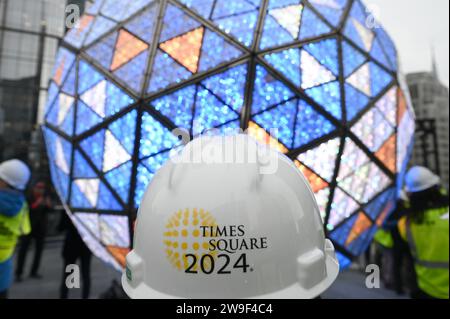 New York, USA. Dezember 2023. Ansicht des neuen „Bowtie“-Designs für den Silvesterball 2024 vom One Times Square, New York, NY, 27. Dezember 2023. (Foto: Anthony Behar/SIPA USA) Credit: SIPA USA/Alamy Live News Stockfoto