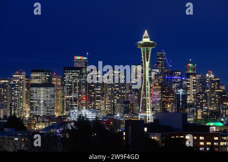 Seattle - 26. Dezember 2023; Skyline der Stadt Seattle und Space Needle zur Weihnachtszeit beleuchtet Stockfoto