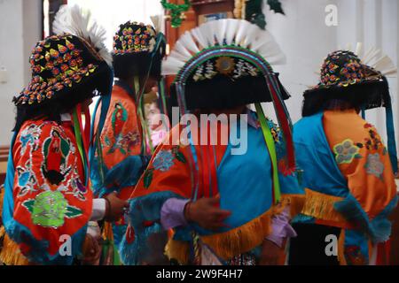 Nicht exklusiv: 26. Dezember 2023 in Cuetzalan del Progreso, Puebla, Mexiko: Tänzer nehmen an dem traditionellen Tanz der Negritos-Begleitung Teil Stockfoto