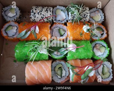 Eine appetitliche Präsentation von verschiedenen Sushi-Brötchen, ordentlich in einer Box angeordnet Stockfoto