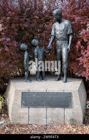 Statue von Jackie Robinson im Olympiastadion in Montreal, Quebec, Kanada Stockfoto