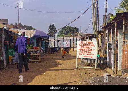 Nairobi, Kenia - 10. Juli 2017: Einheimische spazieren in der Schotterstraße der Kibera-Slums in Nairobi, Kenia Afrika. Stockfoto