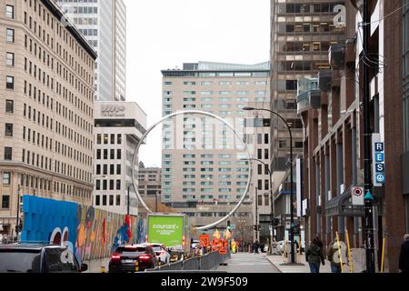 Gigantischer Ring am Esplanade Place Ville Marie im Zentrum von Montreal, Quebec, Kanada Stockfoto