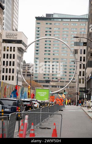 Gigantischer Ring am Esplanade Place Ville Marie im Zentrum von Montreal, Quebec, Kanada Stockfoto