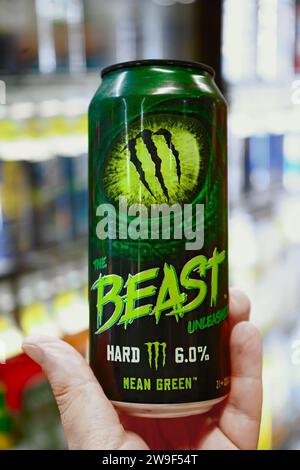 Honolulu, HI - 24. Dezember 2023: Monster Beast Unleashed Mean Green Flavor 6% Alkohol harter Seltzer Energy Drink Dose in der Hand bei Supermark Stockfoto