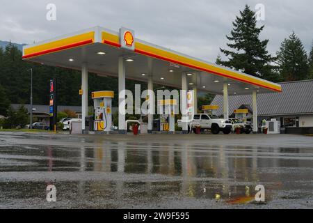 North Bend, WA, USA - 25. September 2023; Shell-Tankstelle im Regen mit Markise und Beschilderung Stockfoto