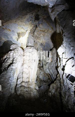 Die Meziad-Höhle. Eine der schönsten Höhlen Rumäniens, die Meziad-Höhle ähnelt einer unterirdischen Gothic-Katze Stockfoto