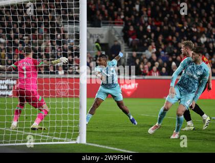 Dezember 2023; Gtech Community Stadium, Brentford, London, England; Premier League Football, Brentford gegen Wolverhampton Wanderers; Mario Lemina von Wolverhampton Wanderers führt den Ball an, um seinen Seiten das 1. Tor in der 13. Minute zu erzielen und 0-1 zu erzielen Stockfoto