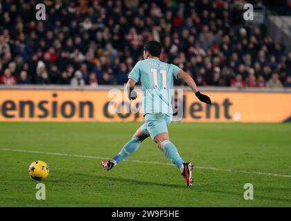 Dezember 2023; Gtech Community Stadium, Brentford, London, England; Premier League Football, Brentford gegen Wolverhampton Wanderers; Hwang Hee-chan von Wolverhampton Wanderers schießt und erzielt in der 14. Minute das 2. Tor, um 0-2 zu erreichen Stockfoto