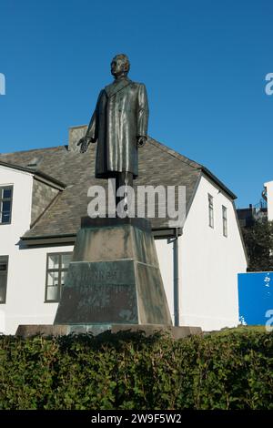 Die Statue von Hannes Hafstein wurde 1904 zum isländischen Staatsminister ernannt. Hafstein war der erste Isländer, der den Posten innehatte. Stockfoto