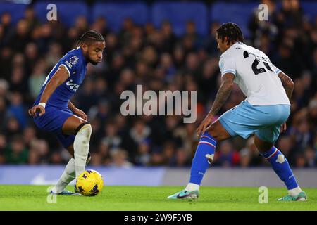 27. Dezember 2023; Stamford Bridge, Chelsea, London, England: Premier League Football, Chelsea versus Crystal Palace; Christopher Nkunku aus Chelsea nimmt Chris Richards aus Crystal Palace auf Stockfoto