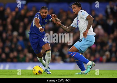 27. Dezember 2023; Stamford Bridge, Chelsea, London, England: Premier League Football, Chelsea versus Crystal Palace; Christopher Nkunku aus Chelsea nimmt Chris Richards aus Crystal Palace auf Stockfoto