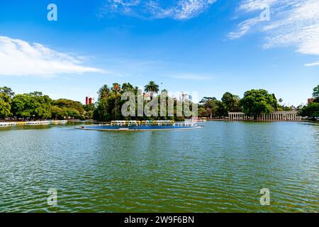 Rosario Argentina, Independence Park. Panoramablick auf den See mit farbenfrohen Booten. Touristischer Punkt von Rosario. Stockfoto