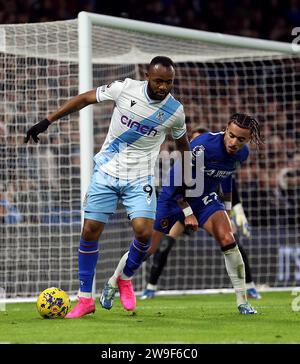 Jordan Ayew aus Crystal Palace und Malo Gusto aus Chelsea (rechts) während des Premier League-Spiels in Stamford Bridge, London. Bilddatum: Mittwoch, 27. Dezember 2023. Stockfoto